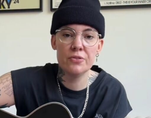 Roxane Bruneau dévoile son tatouage dans le cou juste avant Noël