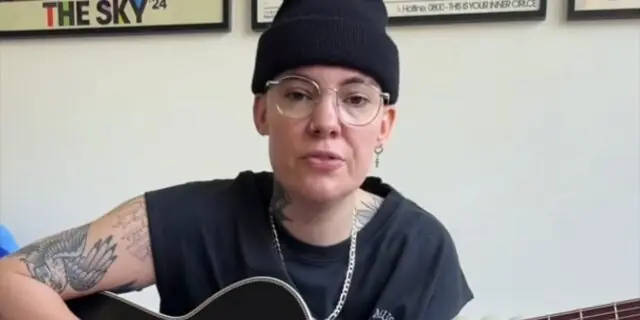 Roxane Bruneau dévoile son tatouage dans le cou juste avant Noël