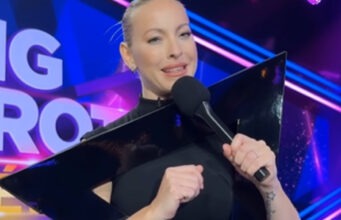 Marie-Mai montre sa robe noire pour la première et un commentaire revient souvent