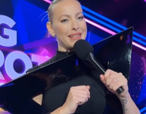 Marie-Mai montre sa robe noire pour la première et un commentaire revient souvent