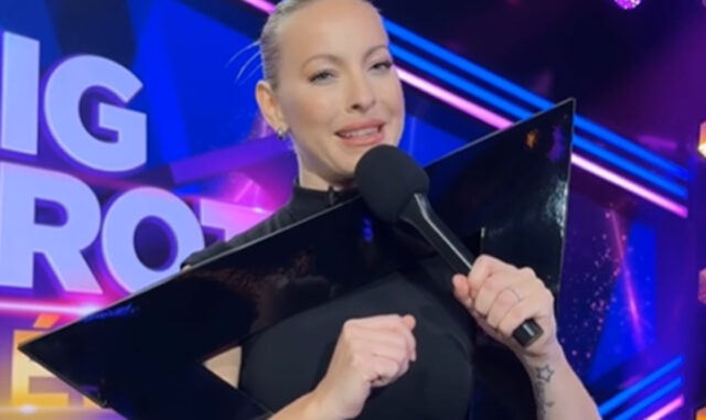 Marie-Mai montre sa robe noire pour la première et un commentaire revient souvent