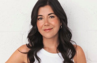 À 35 semaines de grossesse, la mairesse de Longueuil montre une photo de sa robe en voyage