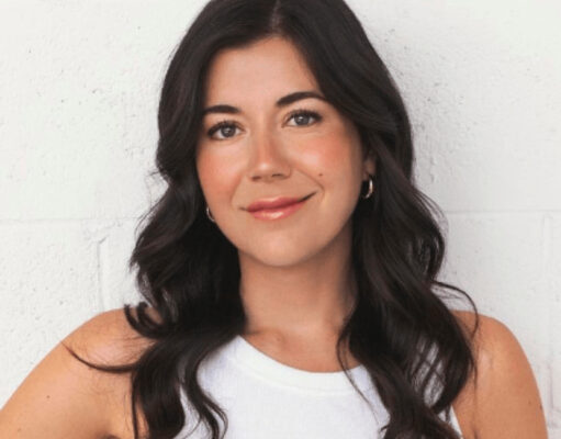 À 35 semaines de grossesse, la mairesse de Longueuil montre une photo de sa robe en voyage