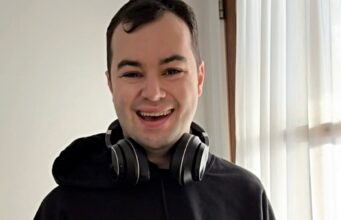 Benjamin Gratton montre son activité de Pâques en pyjama