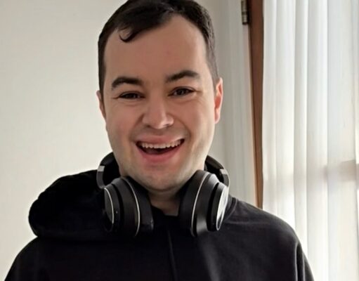 Benjamin Gratton montre son activité de Pâques en pyjama