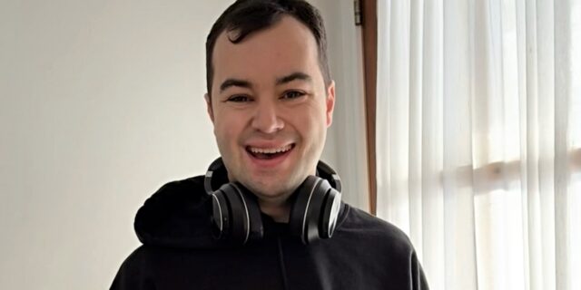 Benjamin Gratton montre son activité de Pâques en pyjama