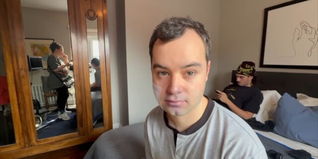 Benjamin Gratton craque complètement pour sa dernière scène de STAT et voici les images