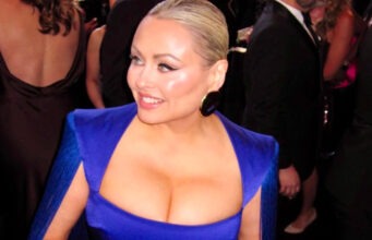 Mitsou fait réagir avec sa robe bleue décolletée pour le Grand Prix