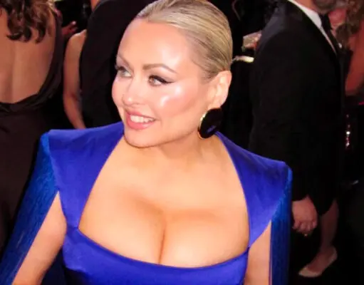 Mitsou fait réagir avec sa robe bleue décolletée pour le Grand Prix
