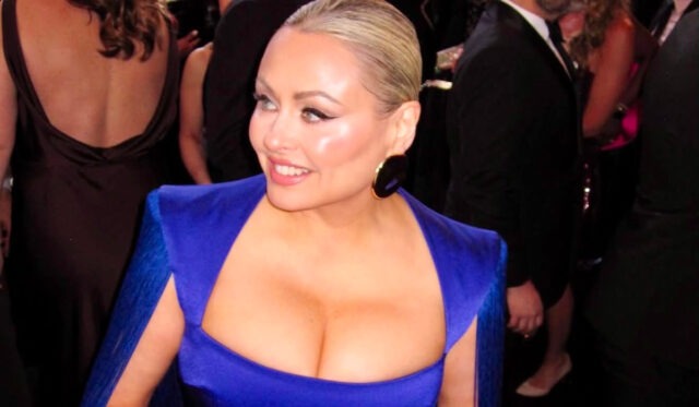 Mitsou fait réagir avec sa robe bleue décolletée pour le Grand Prix