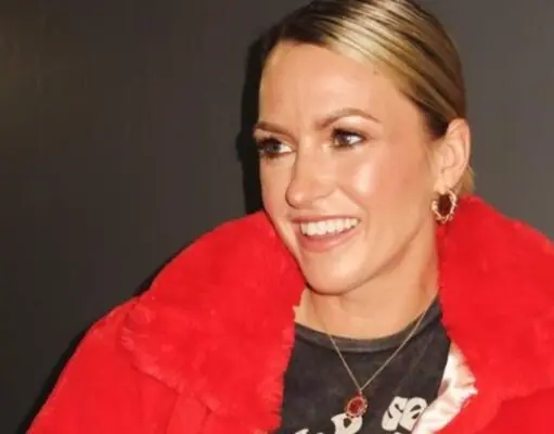 Le look d’Emily Bégin pour son tournage fait réaction