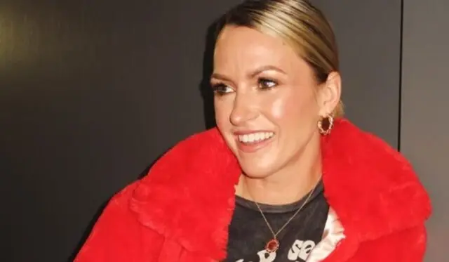Le look d’Emily Bégin pour son tournage fait réaction