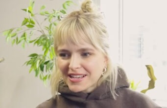Sarah-Jeanne Labrosse publie une photo de tournage et son look fait réagir