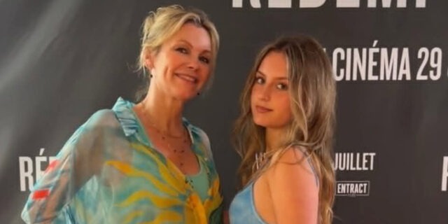 Caroline Néron pose avec sa fille sur le tapis rouge