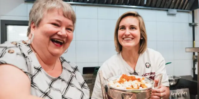 Après l’opération, Marie-Philip Poulin sort et publie une première photo en béquilles