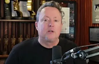 Mike Ward se confie sur sa consommation d’alcool et les réactions sont nombreuses