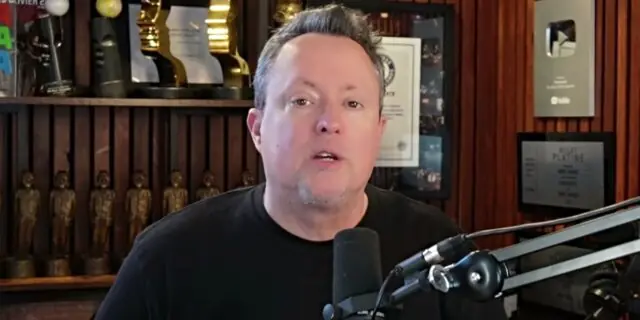 Mike Ward se confie sur sa consommation d’alcool et les réactions sont nombreuses