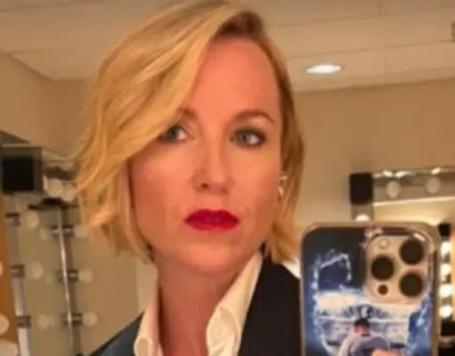 Emily Bégin pose en très bonne compagnie au mariage de Normand D’Amour et partage la photo