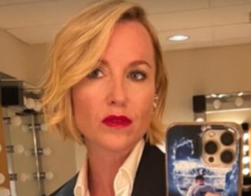 Emily Bégin pose en très bonne compagnie au mariage de Normand D’Amour et partage la photo