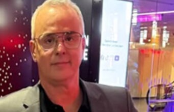 Gino Chouinard arrive sur le tapis rouge accompagné d’une animatrice bien connue