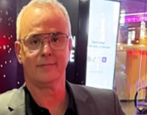 Gino Chouinard arrive sur le tapis rouge accompagné d’une animatrice bien connue