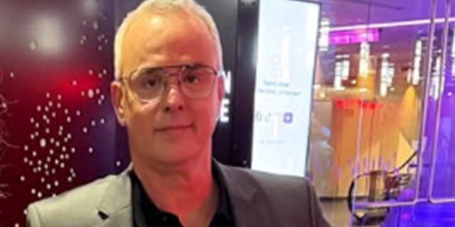 Gino Chouinard arrive sur le tapis rouge accompagné d’une animatrice bien connue